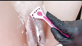 女友剃毛后玩具玩弄到高潮